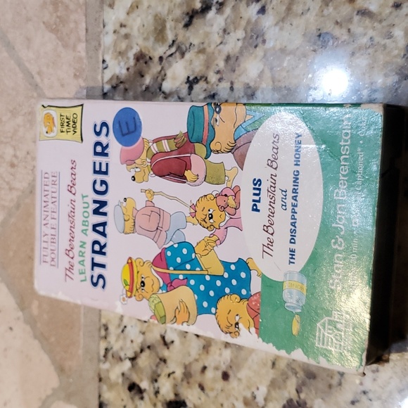 Lot of 2 Vintage The Berenstain Bears Christmas Tree & Learn About Strangers VHS - Picture 5 of 9